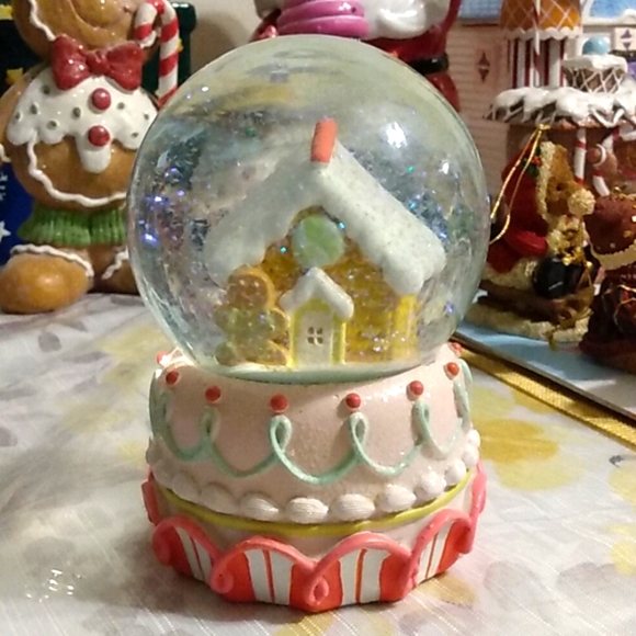 Gingerbread House Snow Globe Water Globe Pink Frosting Glittery Sparkly Cookie - Picture 2 of 7